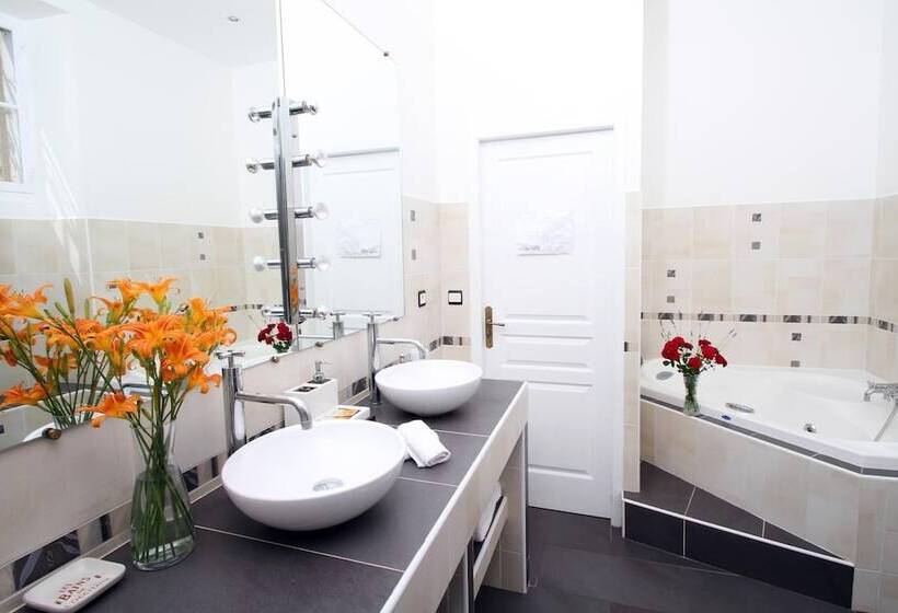 فندق Villa Aimée Luxury Apartments With Heated Pool