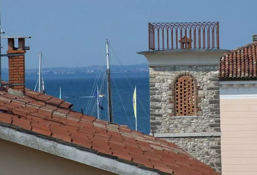 هتل Mariposa Apartments