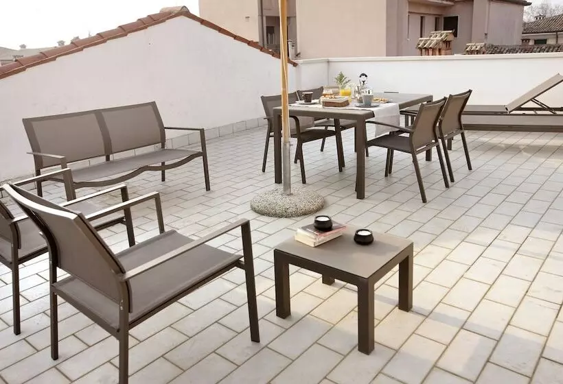 هتل Mariposa Apartments