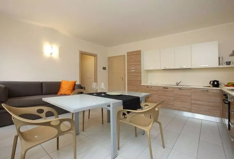 هتل Mariposa Apartments