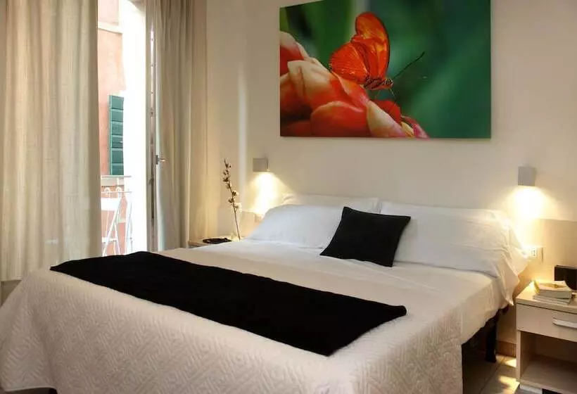 هتل Mariposa Apartments