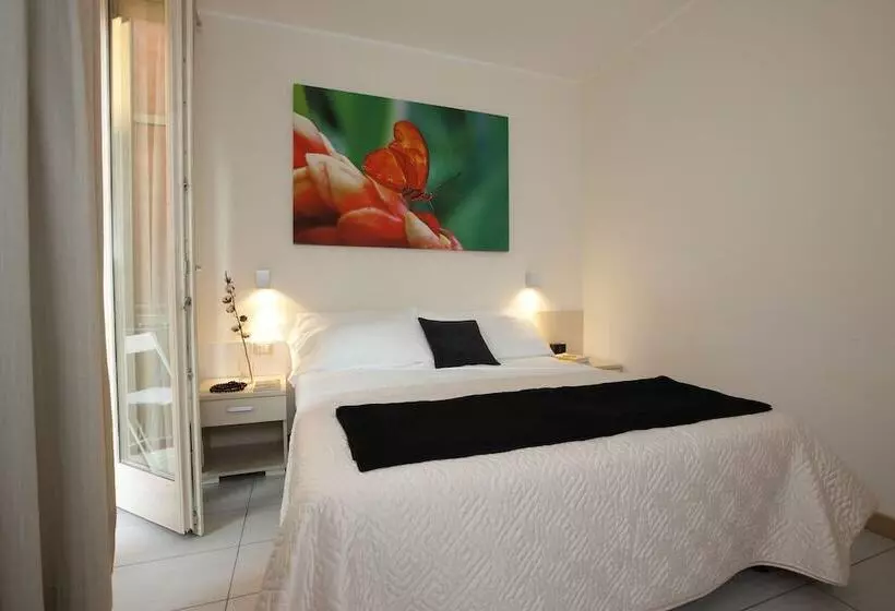 هتل Mariposa Apartments