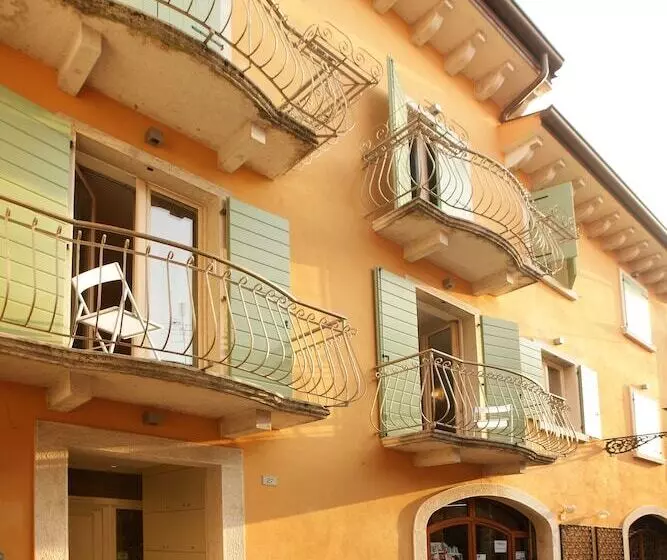 هتل Mariposa Apartments