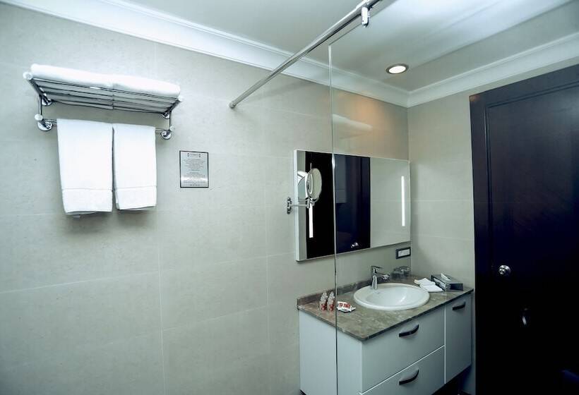 Parkside Hotel & Apartments