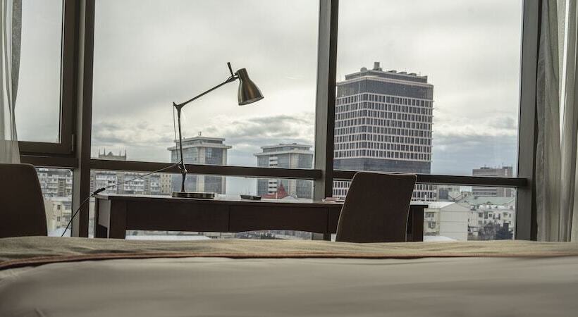 Parkside Hotel & Apartments