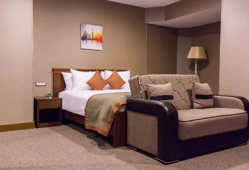 Parkside Hotel & Apartments