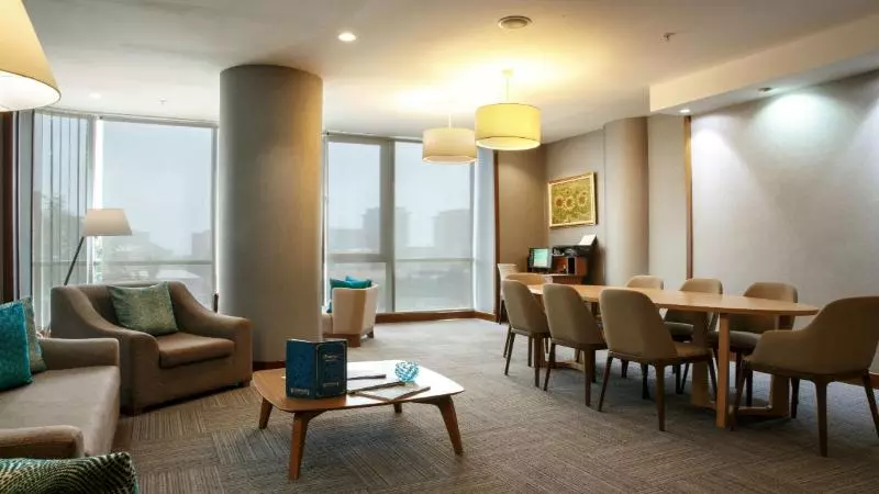 Parkside Hotel & Apartments