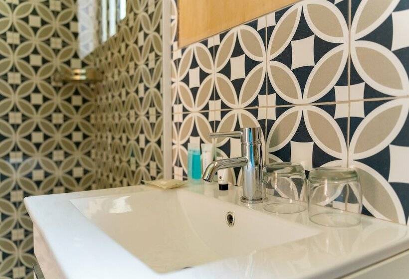 تختخواب و صبحانه The Shrub Lodge