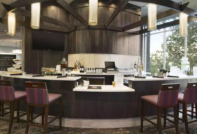 ホテル Embassy Suites By Hilton Greenville Downtown Riverplace