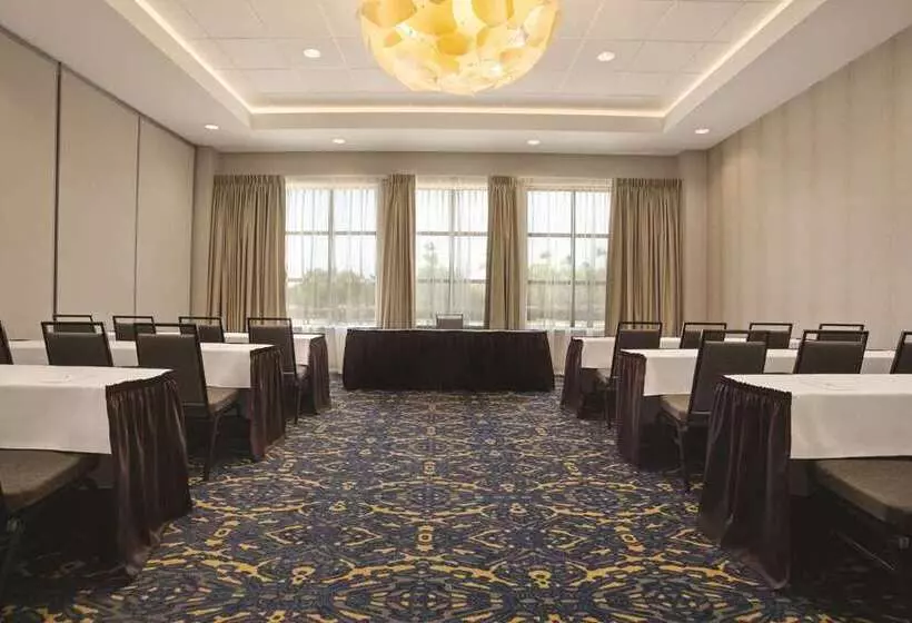 ホテル Embassy Suites By Hilton Mcallen Convention Center