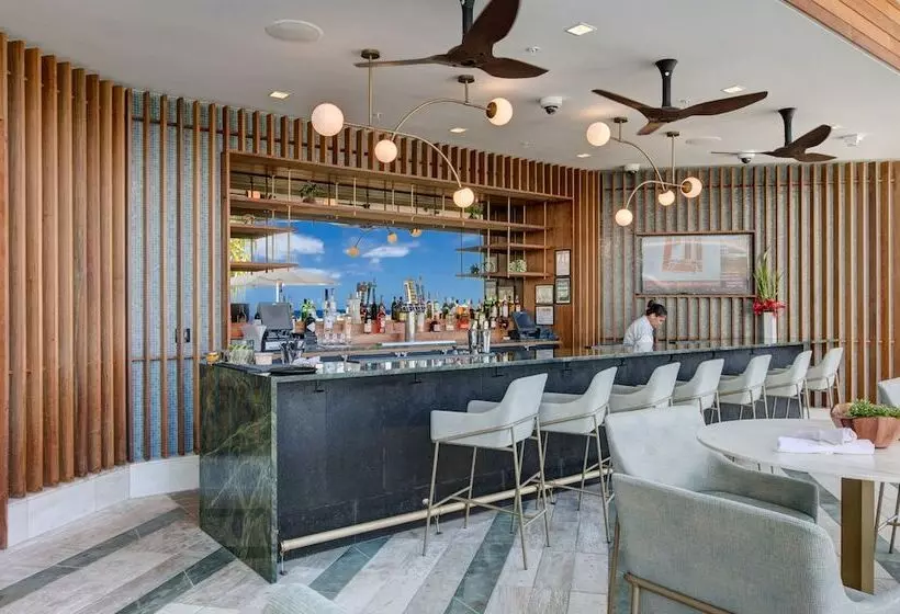 ホテル The Ritzcarlton Residences, Waikiki Beach