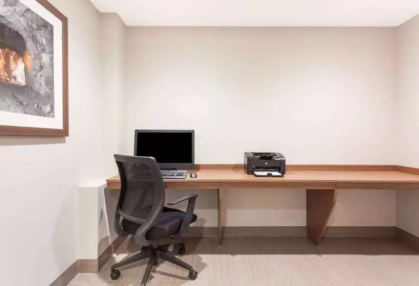 Microtel Inn & Suites By Wyndham Kirkland Lake