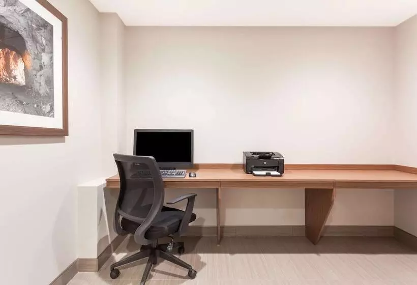 Microtel Inn & Suites By Wyndham Kirkland Lake