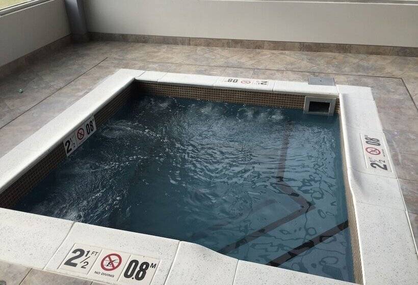 Microtel Inn & Suites By Wyndham Kirkland Lake