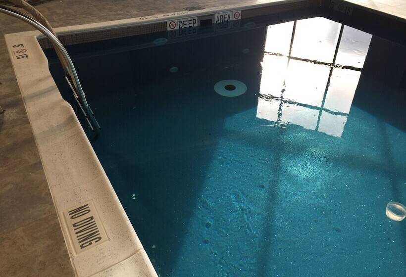 Microtel Inn & Suites By Wyndham Kirkland Lake