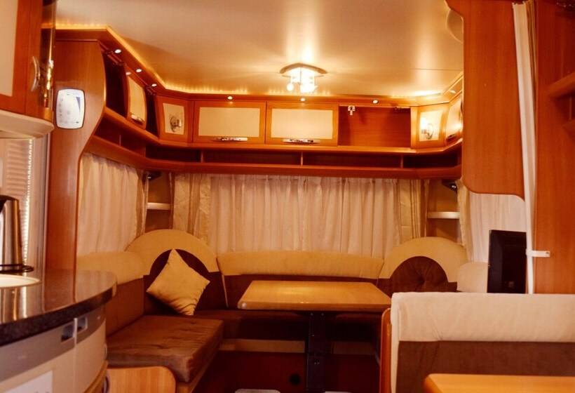 בית מלון כפרי Go Outdoors Caravan Park Nuwara Eliya