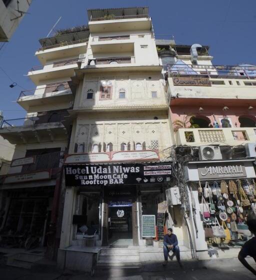 Hotelli Udai Niwas By The Lake