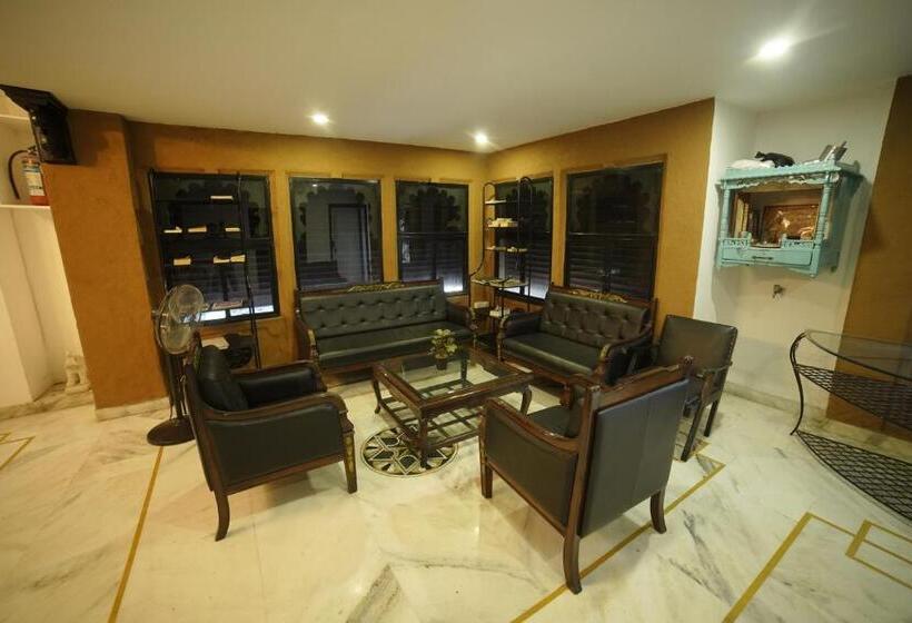 Hotel Udai Niwas  By The Lake