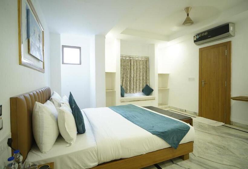 Hotel Udai Niwas  By The Lake