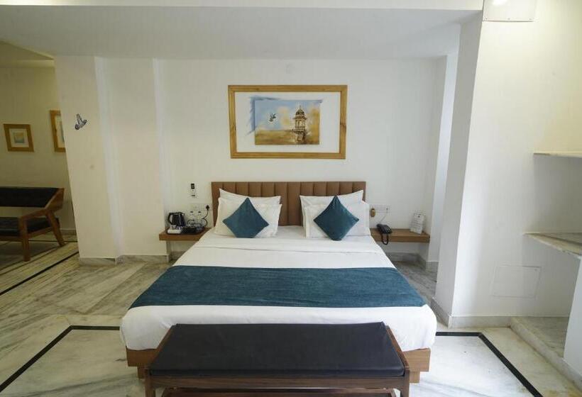 Hotel Udai Niwas  By The Lake