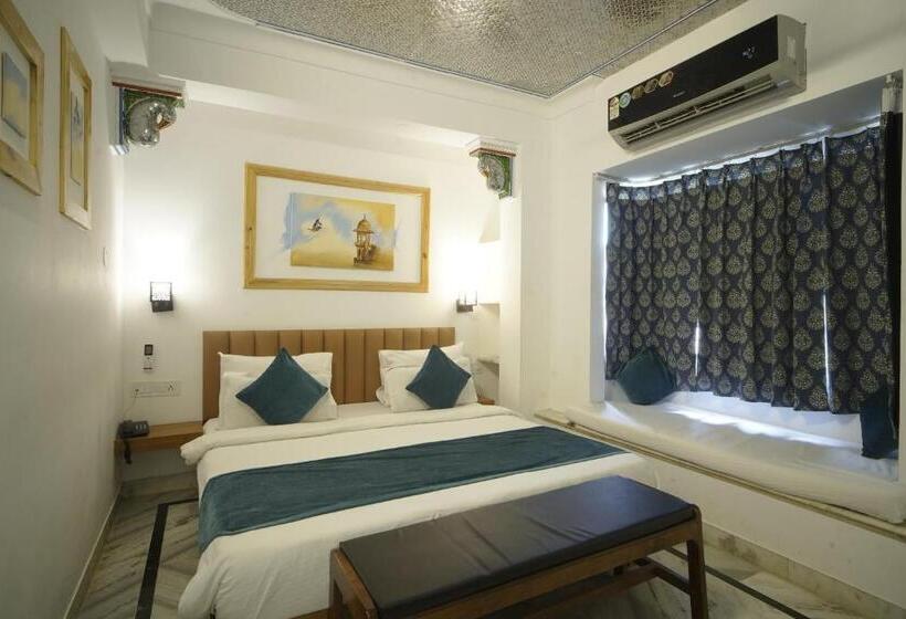 Hotel Udai Niwas  By The Lake