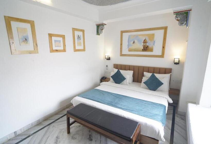 Hotel Udai Niwas  By The Lake