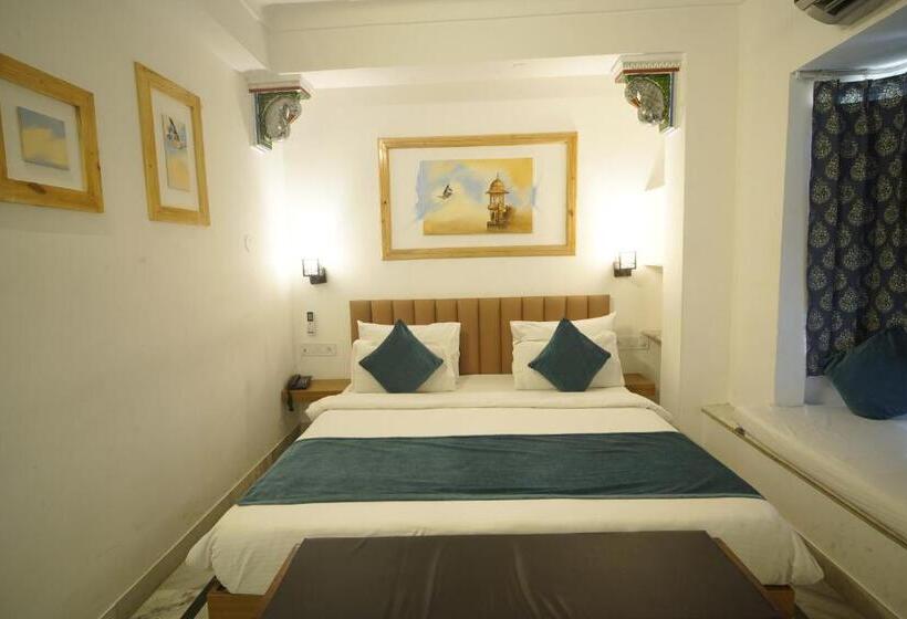 Hotel Udai Niwas  By The Lake