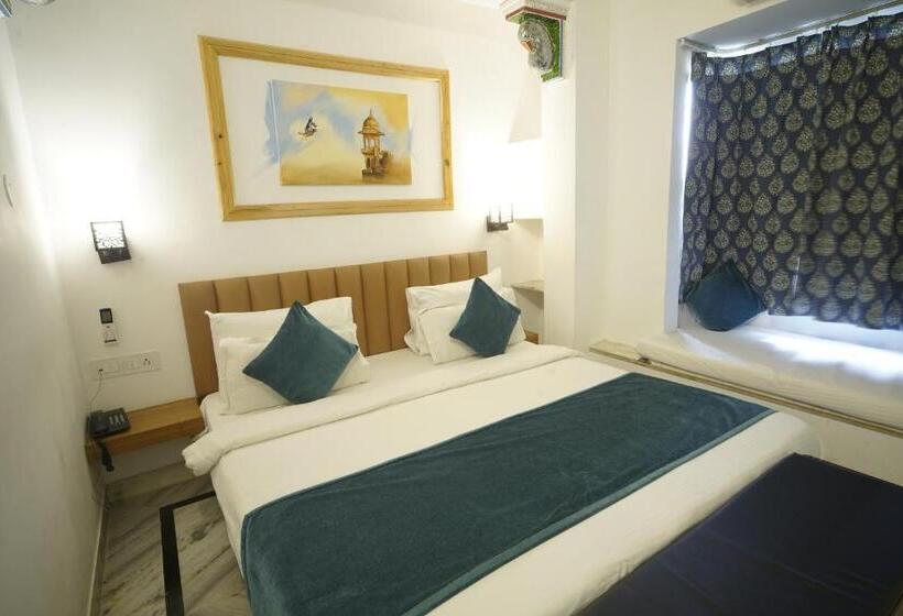 Hotel Udai Niwas  By The Lake