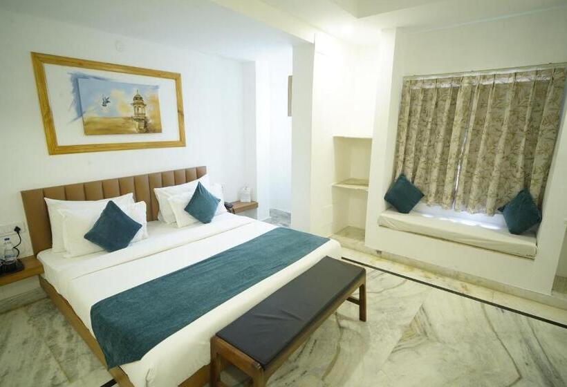 Hotel Udai Niwas  By The Lake