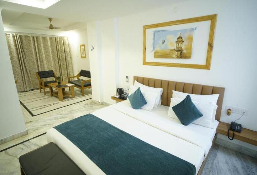 Hotel Udai Niwas  By The Lake