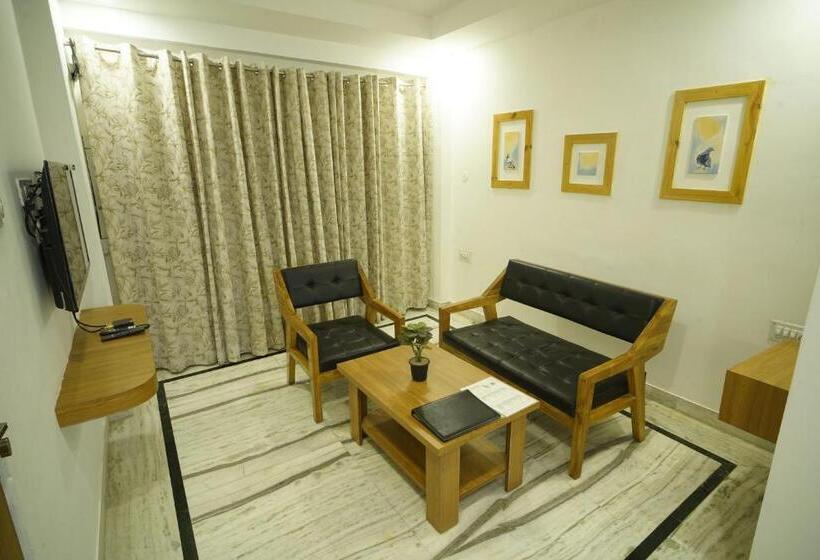 Hotel Udai Niwas  By The Lake