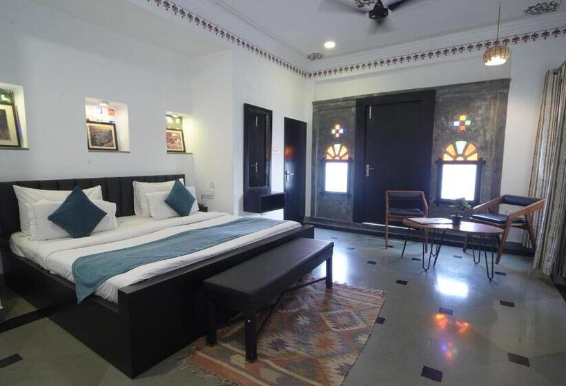 Hotel Udai Niwas  By The Lake