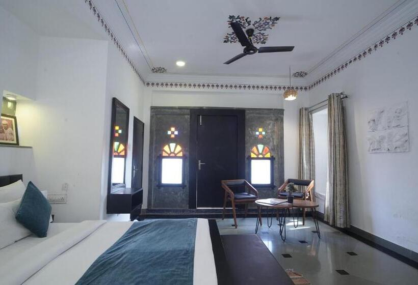 Hotel Udai Niwas  By The Lake