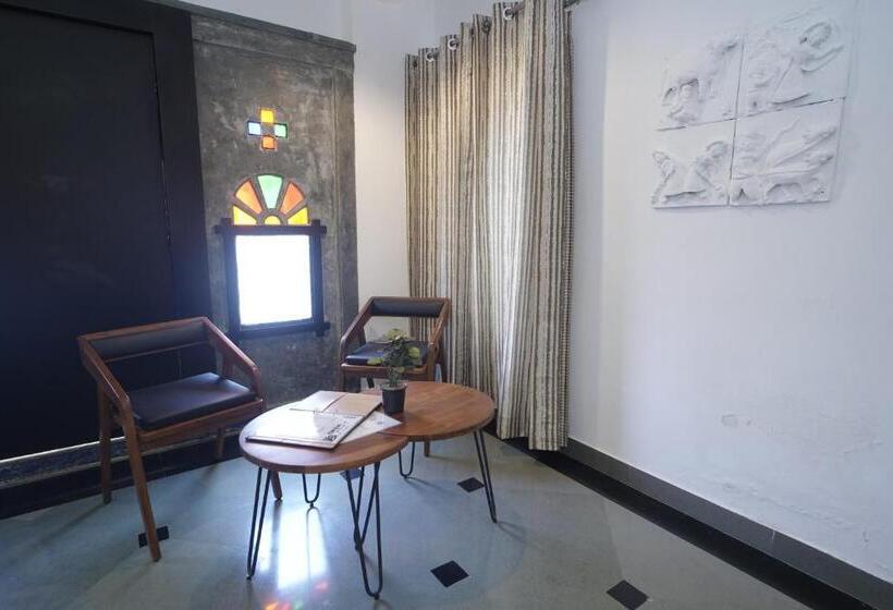 Hotel Udai Niwas  By The Lake