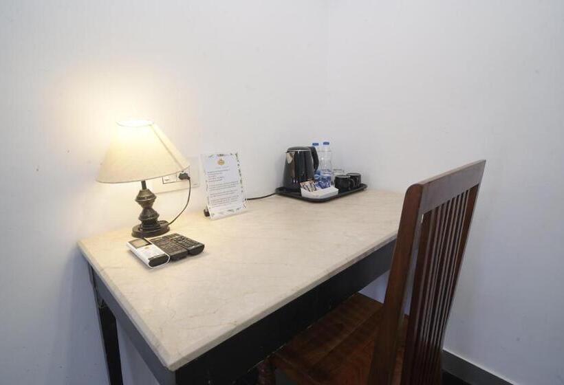 Hotel Udai Niwas  By The Lake