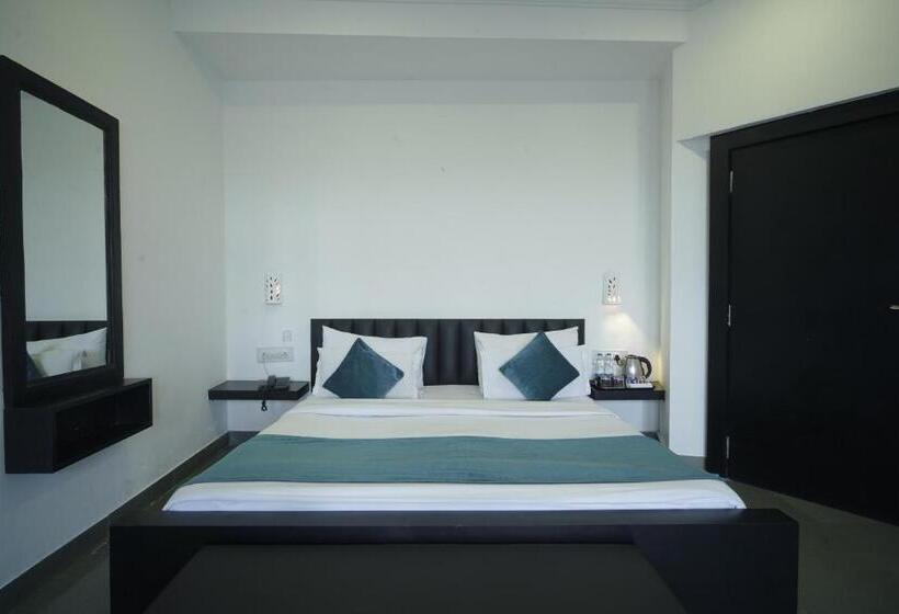 Hotel Udai Niwas  By The Lake