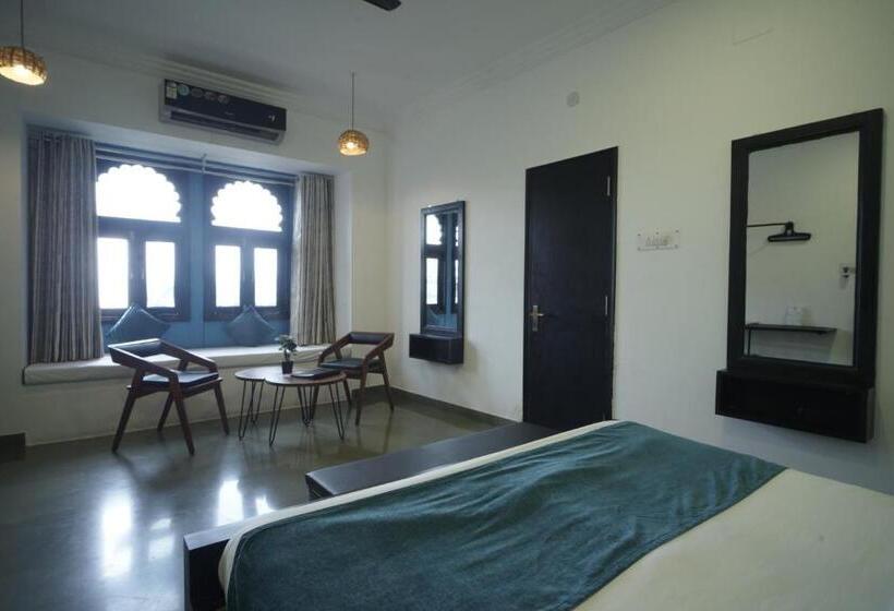 Hotel Udai Niwas  By The Lake