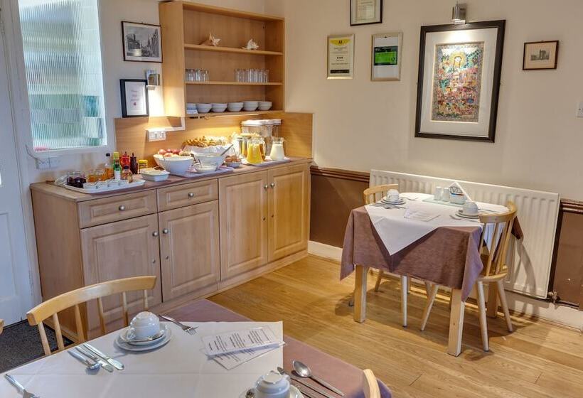 بنسيون The Sportsview Guest House