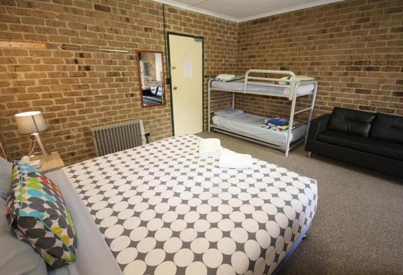 Acacia Snowy Motel