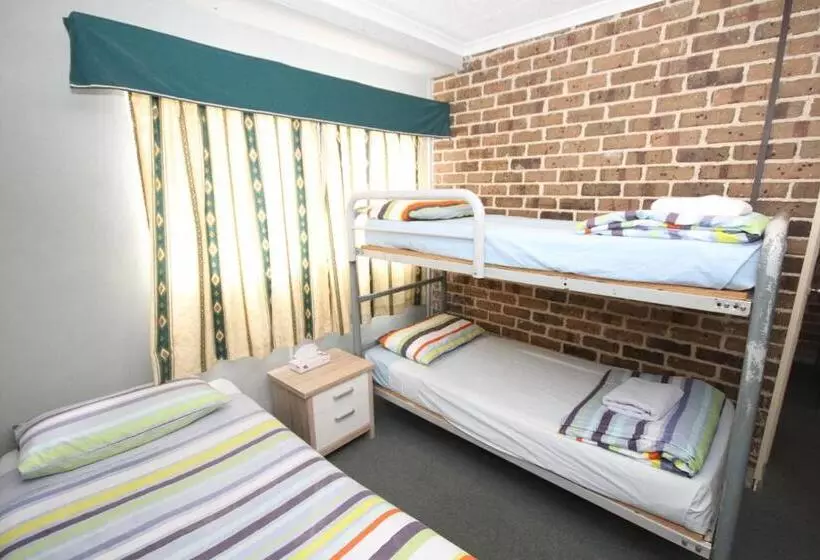 Acacia Snowy Motel