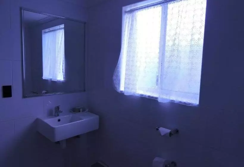 Acacia Snowy Motel
