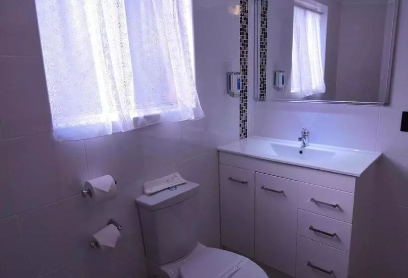 Acacia Snowy Motel