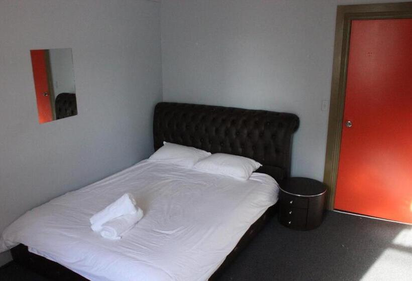 فندق صغير Backpackers Imperial