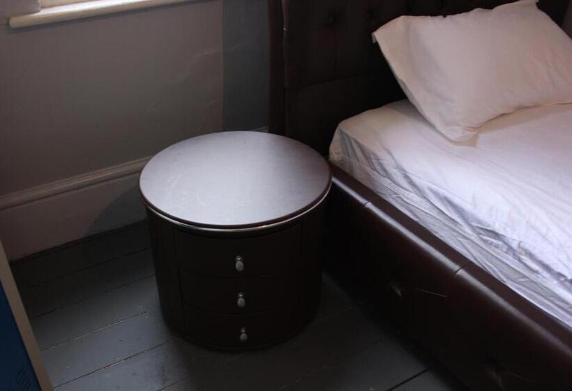 فندق صغير Backpackers Imperial