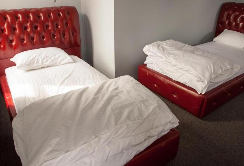 فندق صغير Backpackers Imperial