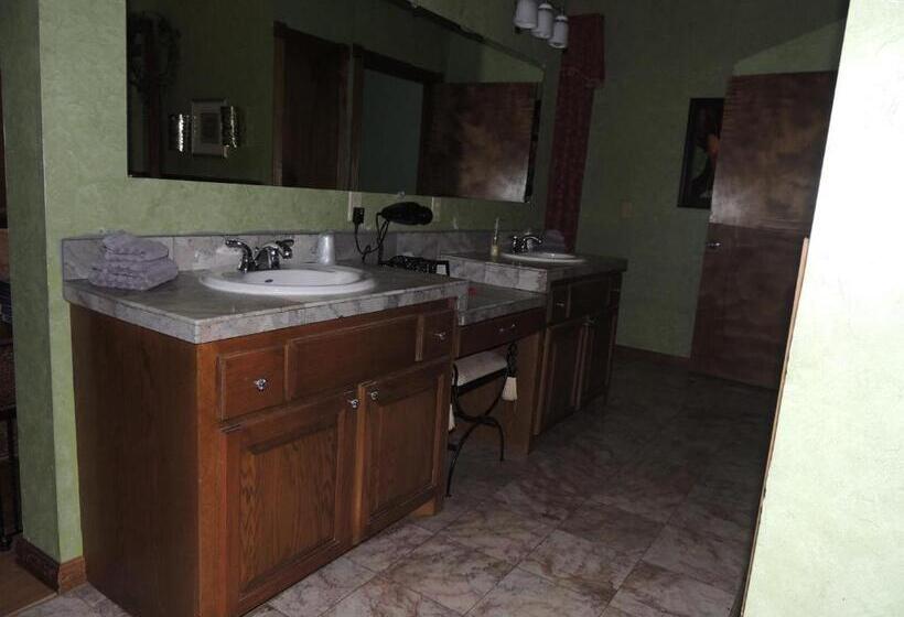 צימר The Whispering Pines Inn