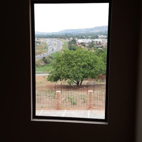 Отель Eagle Nest Luxury Accommodation