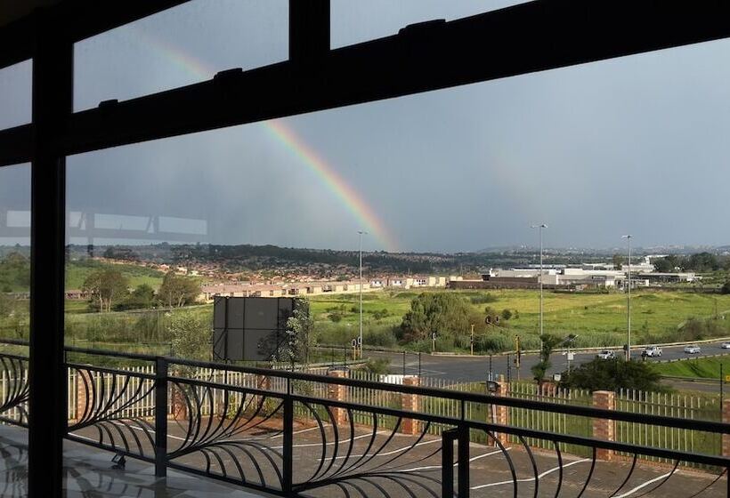 Отель Eagle Nest Luxury Accommodation