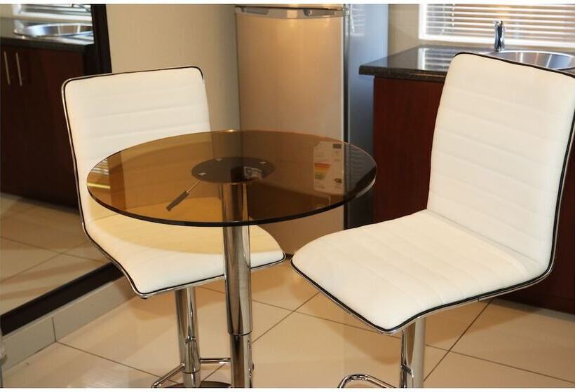 Отель Eagle Nest Luxury Accommodation