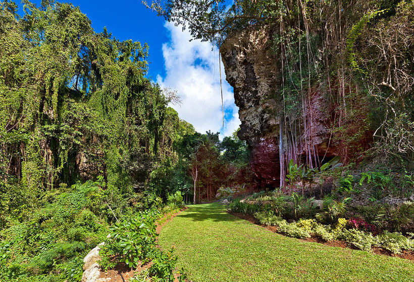 هتل Port Ferdinand Yacht and Beach Club Residences